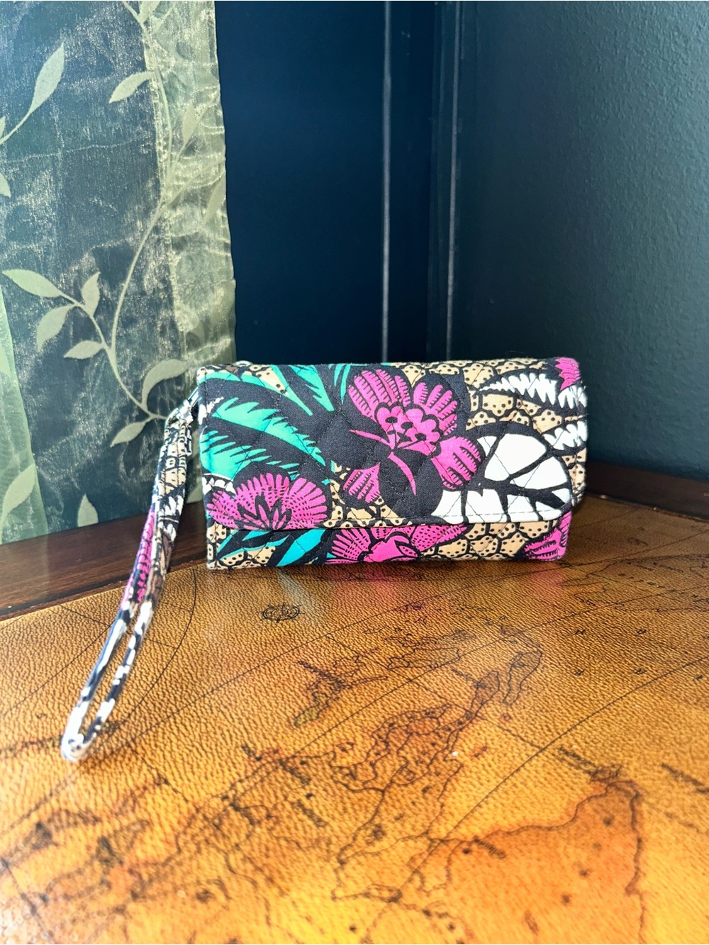 Vera Bradley Vintage Smartphone Wristlet in “Canyon Road” -EUC-
